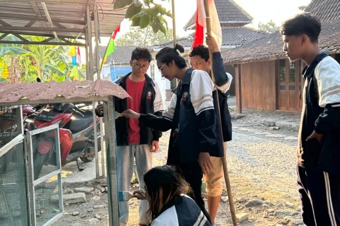 Mahasiswa KKN Tim II Universitas Diponegoro (Undip) yang memberikan edukasi mengenai pengelolaan sampah kepada masyarakat Dusun Repaking, Kecamatan Wonosamudro, Kabupaten Boyolali, pada 9 Agustus 2026. (Foto : Dok KKN)