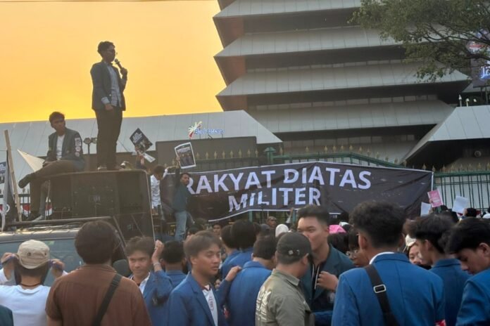 Mahasiswa Universitas Diponegoro demo di depan Kantor DPRD Jateng, Senin (24/8/2026).