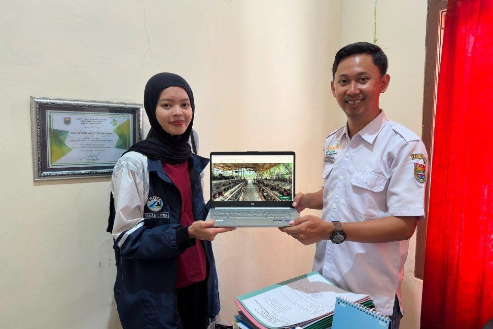 KKN UNDIP Penyerahan serta Pendampingan Pengelolaan Website bersama Sekertaris Desa Cepokokuning. (Dokumentasi: Yuniar/Wisata Kali Lojahan, Desa Cepokokuning)