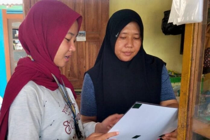 mahasiswa KKN Universitas Diponegoro melalui program Edukasi Penerapan Higiene dan Sanitasi Pangan untuk Mendukung Keamanan Pangan pada UMKM Pangan Desa Kangkung yang dilaksanakan pada Jumat (31/7) di Angkringan Teras dan Warung Makan Lek Salim, Desa Kangkung, Kecamatan Kangkung, Kabupaten Kendal.