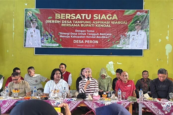 Bupati Kendal Dyah Kartika Permanasari saat mendengarkan aspirasi warga saat kegiatan Bersatu Siaga di Desa Peron Limbangan Kabupaten Kendal, Selasa (25/8/2026). (Foto: Arif)