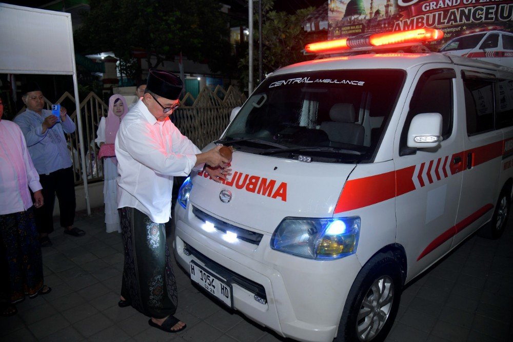 Iswar Peresmian pengoperasian Ambulans Umat milik Masjid Jami Al-Ikhlas yang dirangkai dengan peringatan Maulid Nabi Muhammad SAW oleh Wakil Wali Kota Semarang Iswar Aminuddin di wilayah RW 04 Kalipancur, Kecamatan Ngaliyan, Senin (24/8/2026). (Foto : Dok Pemkot Semarang)