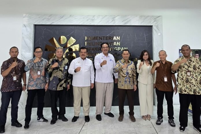 Keterangan Foto: Direktur Utama Bank Jateng Bambang Widyatmoko bersama jajaran Pimpinan Bank Jateng dan perwakilan Kementerian Pelindungan Pekerja Migran Indonesia (KP2MI) berfoto bersama usai rapat pembahasan Program SMK Go Global di Gedung Graha Pratama, Jakarta, Rabu (19/8/2026)