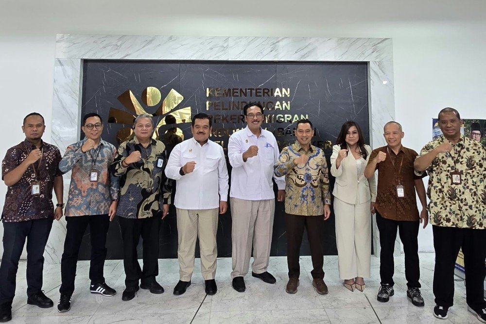Bank Jateng Keterangan Foto: Direktur Utama Bank Jateng Bambang Widyatmoko bersama jajaran Pimpinan Bank Jateng dan perwakilan Kementerian Pelindungan Pekerja Migran Indonesia (KP2MI) berfoto bersama usai rapat pembahasan Program SMK Go Global di Gedung Graha Pratama, Jakarta, Rabu (19/8/2026)