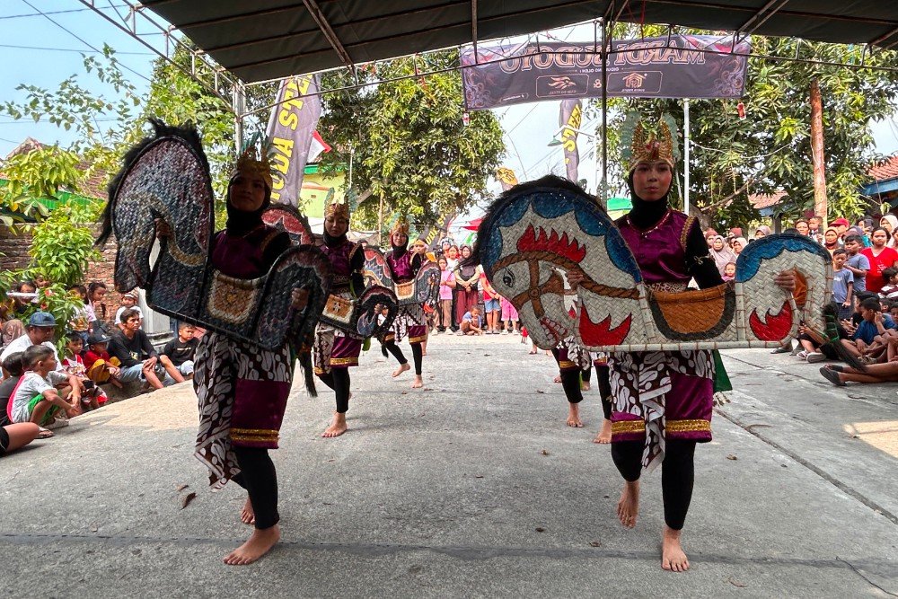 KKN UNDIP Hari Ulang Tahun (HUT) ke-81 Kemerdekaan Republik Indonesia, masyarakat Desa Karangmulyo, Kecamatan Pegandon, Kabupaten Kendal, menggelar rangkaian pentas seni yang berlangsung meriah. Kegiatan ini turut melibatkan mahasiswa Kuliah Kerja Nyata (KKN) Universitas Diponegoro