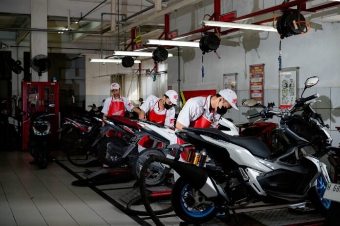 Perawatan rutin servis motor di AHHAS. (Foto : Dok Honda)