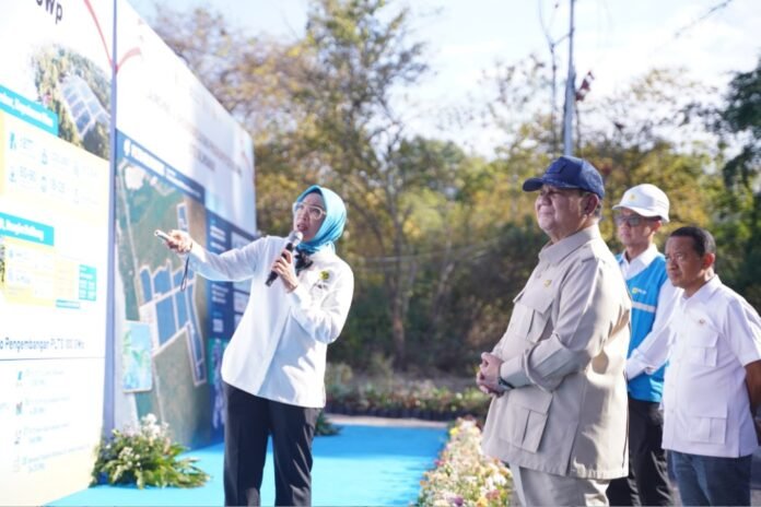 Presiden Republik Indonesia, Prabowo Subianto (ketiga dari kanan) didampingi Menteri ESDM, Bahlil Lahadalia (kanan), dan Direktur Utama PLN, Darmawan Prasodjo (kedua dari kanan) saat mendengarkan pemaparan _walking gallery_ oleh Direktur Jenderal Energi Baru, Terbarukan, dan Konservasi Energi, Eniya Listiani Dewi (kiri) dalam acara Launching & Groundbreaking Program PLTS 100 GWp pada Selasa (25/8) di Gilimanuk, Bali.