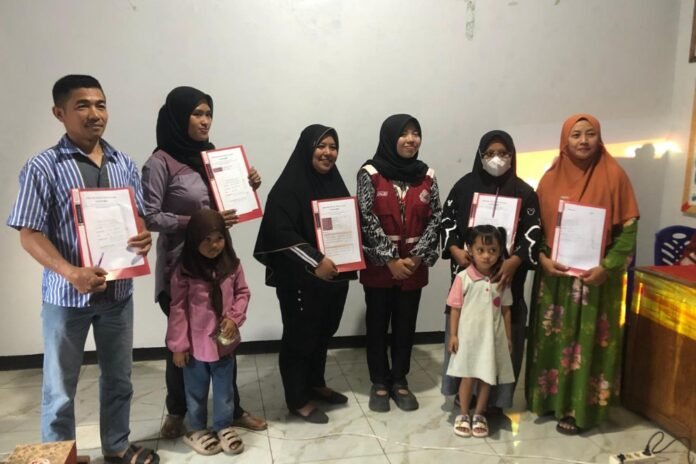 mahasiswa Kuliah Kerja Nyata Tematik (KKN-T) 84 Universitas Diponegoro memberikan pelatihan penyusunan display stand berbasis 店づくり (Misezukuri) kepada pelaku UMKM Unggulan Desa Gebugan pada 8 Agustus 2026. Kegiatan ini menjadi bagian dari persiapan UMKM Unggulan Desa Gebugan