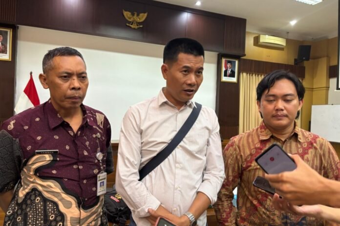 Warga Desa Sambeng, Kecamatan Borobudur, Kabupaten Magelang usai melakukan audiensi dengan Dinas Lingkungan Hidup dan Kehutanan (DLHK) Jawa Tengah (Jateng), Kamis (27/8/2026) sore. (Foto: Kamal)