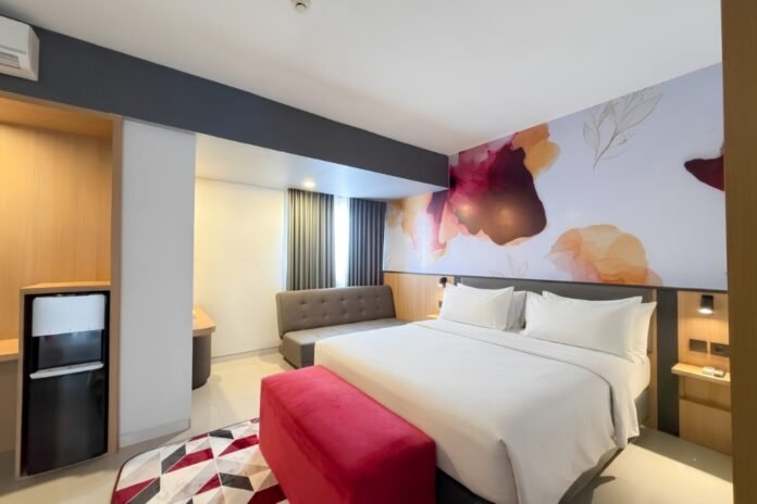 Tampilan interior Junior Suite Room di favehotel Simpang Lima Semarang yang luas dengan sentuhan desain modern.