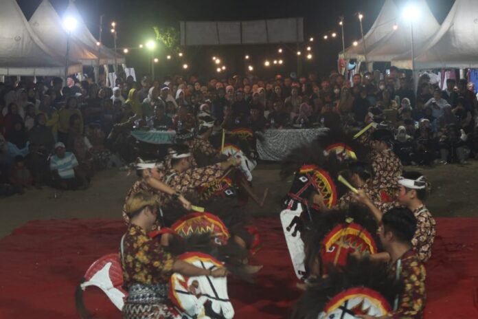 FESTIVAL AKSARA KARYA - Kemeriahan Festival Aksara Karya Desa Gebugan 2026 di Embung Mudalsari, Desa Gebugan, Kecamatan Bergas, Kabupaten Semarang, Sabtu (22/8/2026). Penampilan Kuda Lumping dan Tarian Daerah (Clairie Patricia Elisabeth Manalu).