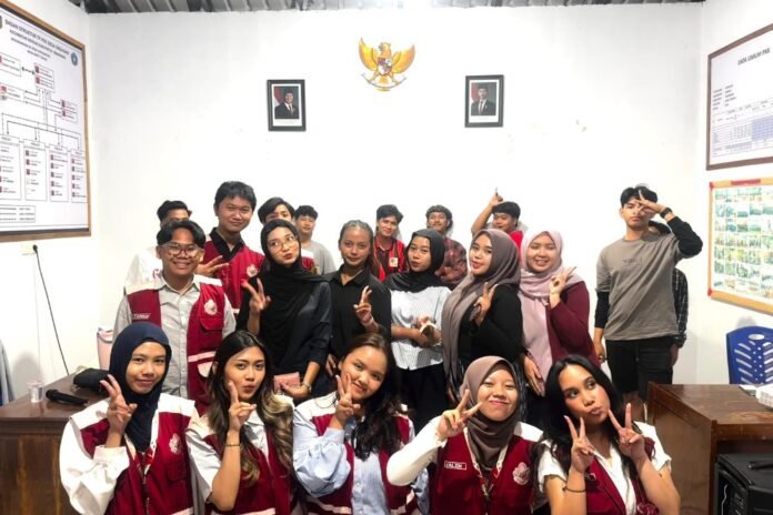 Mahasiswa KKN-T 84 Universitas Diponegoro (UNDIP) melaksanakan sosialisasi kemasyarakatan kepada anggota Karang Taruna Krajan, Desa Gebugan pada 13 Agustus 2026