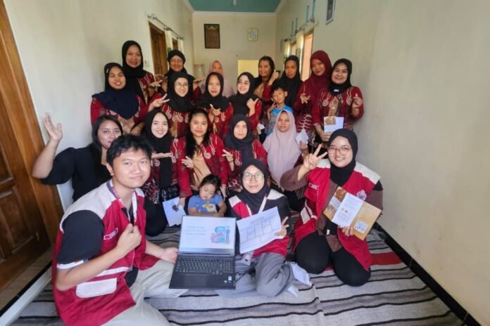 Mahasiswa Kuliah Kerja Nyata - Tematik (KKN-T) 84 Universitas Diponegoro menggelar edukasi pembuatan gantungan alami dari bubuk kopi bersama ibu-ibu DAWIS, Desa Gebugan, Minggu (09/08/2026). (Foto : Dok KKN)