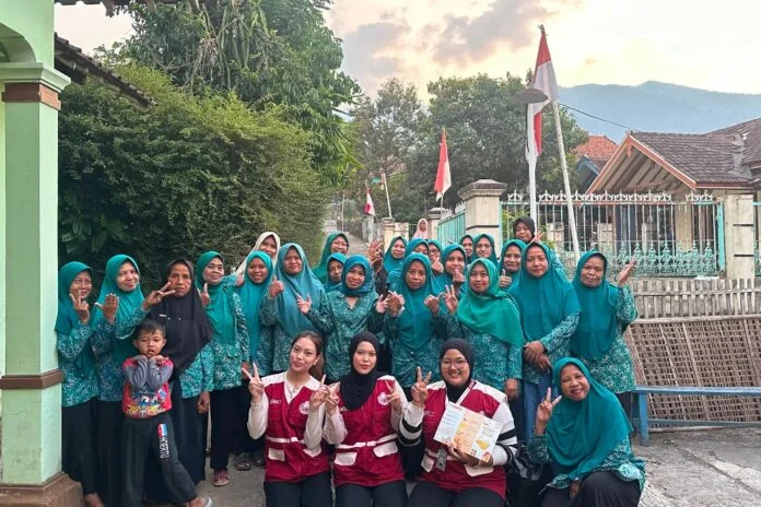Mahasiswa KKN-T 84 Universitas Diponegoro (Undip) memperkenalkan alternatif pemanfaatan beras lokal melalui edukasi pembuatan Inari Sushi kepada ibu-ibu PKK RT 02/RW 04, Dukuh Tegalmelik, pada Minggu (9/8/2026).