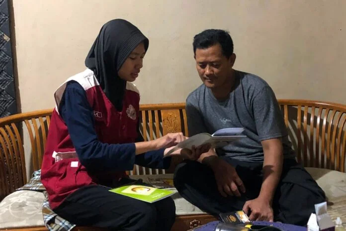 Mahasiswa Kuliah Kerja Nyata Tematik (KKNT) Universitas Diponegoro menggelar pendampingan digitalisasi pemasaran bagi UMKM Tahu Pak Pam di Dusun Krajan
