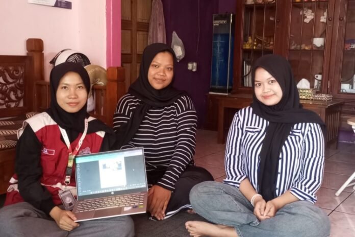 Tim Kuliah Kerja Nyata Tematik (KKN-T) 84 Universitas Diponegoro menyelenggarakan program pelatihan desain media promosi bagi pemuda Desa Gebugan sebagai upaya dalam penguatan kapasitas digital UMKM