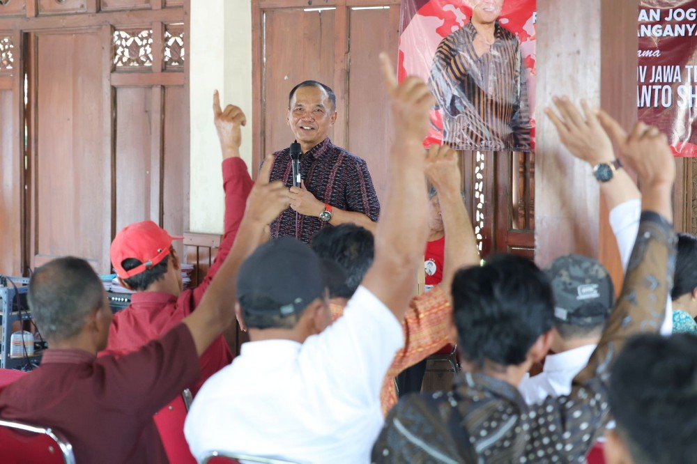 Ketua DPRD Jawa Tengah, Sumanto dalam dialog di Desa Suruh, Kecamatan Tasikmadu, Kabupaten Karanganyar, belum lama ini. (Foto : Dok DPRD Jateng)