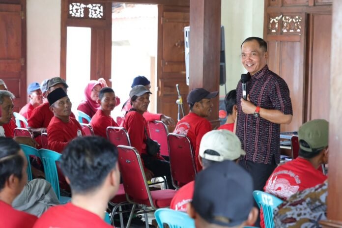 Ketua DPRD Jawa Tengah, Sumanto dalam dialog di Desa Suruh, Kecamatan Tasikmadu, Kabupaten Karanganyar, belum lama ini. (Foto : Dok DPRD Jateng)