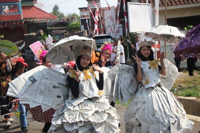 Para peserta unjuk kreativitas dalam semarak Karnaval Jatirejo, Kecamatan Gunungpati Kota Semarang