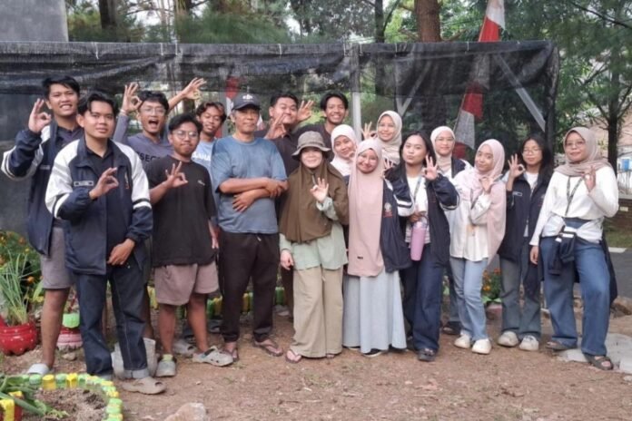 Tim Kuliah Kerja Nyata Tematik (KKN-T) Universitas Diponegoro melaksanakan program kerja multidisiplin “Urban Farming” di kawasan Villa Pinus, Kelurahan Pudakpayung. (Foto : Dok KKN)