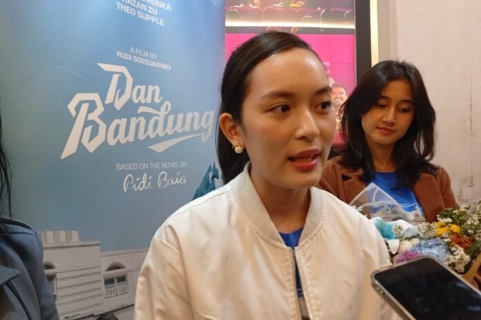 Pemeran Elma di film Dan Bandung, Shanna Shannon saat menyampaikan keterangan kepada wartawan. (Foto : Dok JN)