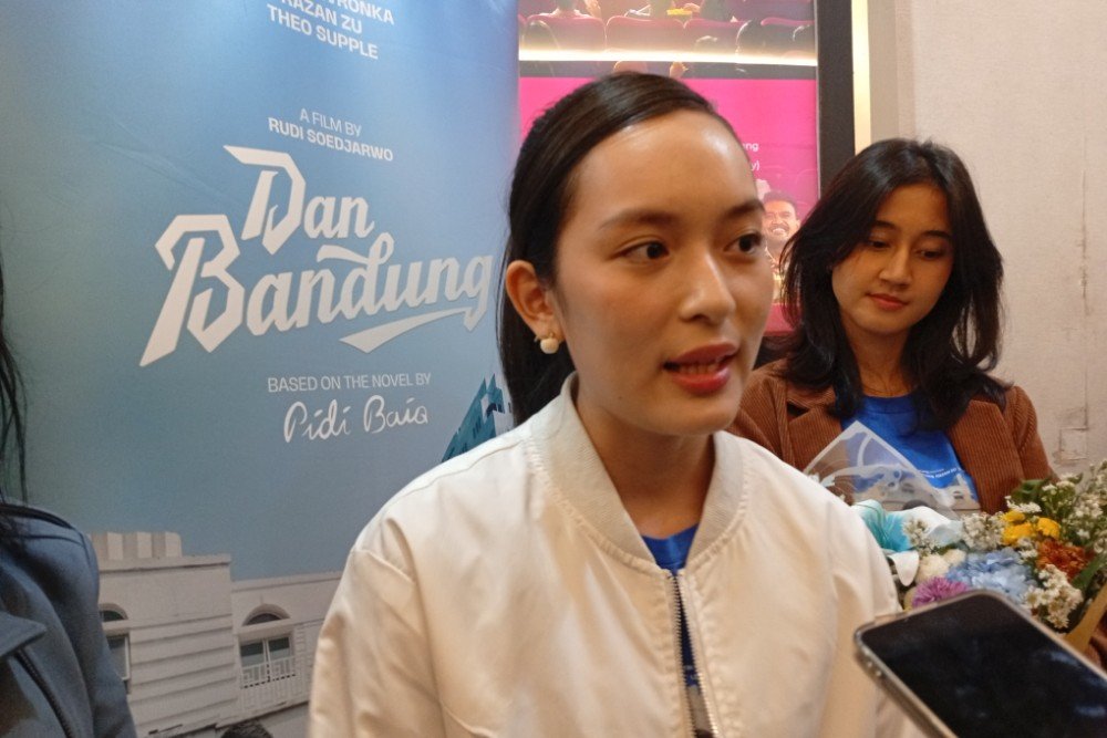 Dan Bandung Pemeran Elma di film Dan Bandung, Shanna Shannon saat menyampaikan keterangan kepada wartawan. (Foto : Dok JN)