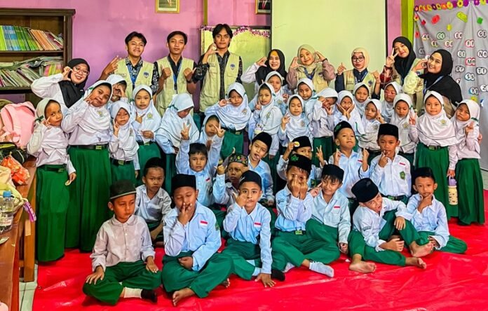 Mahasiswa KKN UPGRIS berfoto bersama usai edukasi pemilahan sampah siswa MI Ibrohimiyyah Mranggen Demak (Foto:ist)