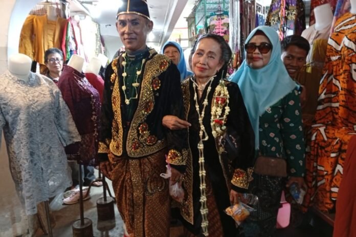 Para pedagang, tua, muda hingga anak-anak tumpah bersama dalam Karnaval Kemerdekaan di Pasar Johar. Semangat dan keceriaan lintas generasi berpadu, merayakan HUT ke-81 Kemerdekaan RI sekaligus menghidupkan suasana pasar tradisional.