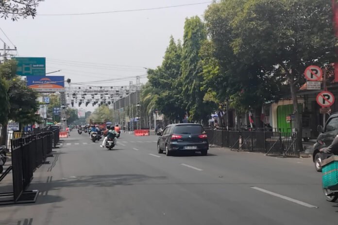 Ruas jalan di depan rumah Dinas Bupati Karanganyar dipasang pagar pembatas penonton Eco Culture Night Carnival.