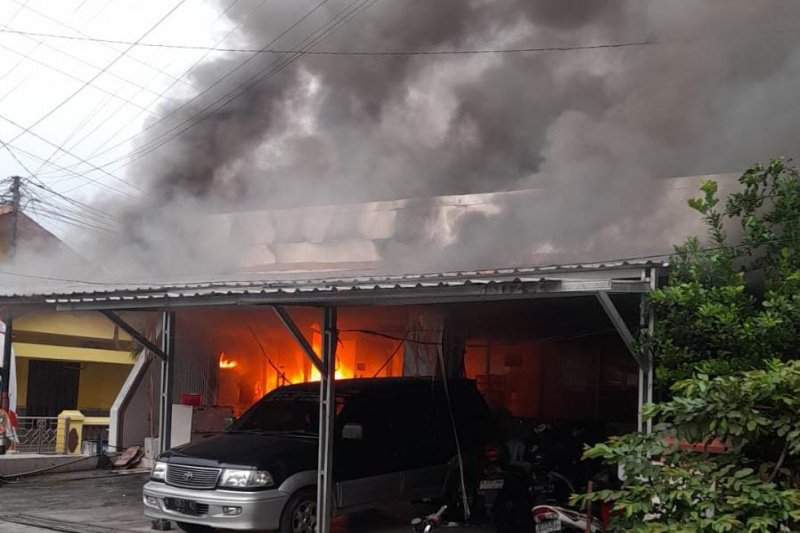 Kebakaran katering di Kedungmundu Semarang Kebakaran katering di Kedungmundu Semarang