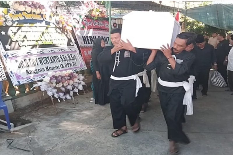 Jenazah pekerja migran Karanganyar ketika akan dimakamkan Jenazah pekerja migran Karanganyar ketika akan dimakamkan