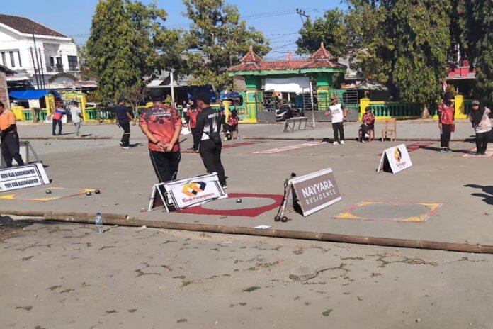Salah satu peserta dalam kejuaraan Petanque Latri Cup.