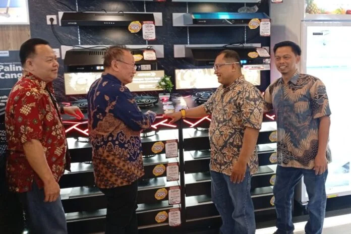 Area Manager ARTUGO wilayah Jawa Tengah-DIY, Mochammad Alwi mendampingi Owner Atlanta Elektronik Santoso (tengah) Kurniadi saat memperlihatkan produk baru ARTUGO. (Foto : Dok JN)