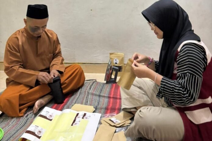 Mahasiswa KKNT-84 Universitas Diponegoro melaksanakan program pemberdayaan masyarakat melalui pendampingan UMKM Kopi Lempuyangan