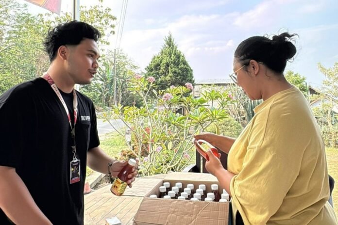 Mahasiswa Kuliah Kerja Nyata Tematik (KKN-T) 84 Universitas Diponegoro (UNDIP) turut mendorong pengembangan UMKM lokal di Desa Gebugan, Kabupaten Semarang, melalui program “Optimalisasi Distribusi Sirup Pala Bunda Wati