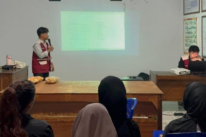 Tim Kuliah Kerja Nyata Tematik (KKN-T) Universitas Diponegoro menyelenggarakan kegiatan Sosialisasi Pentingnya Penggunaan Aplikasi LinkedIn dan Pembuatan Portofolio bagi anggota Karang Taruna Dusun Krajan, Desa Gebugan.