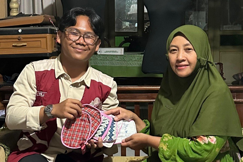 KKN UNDIP Tim Kuliah Kerja Nyata Tematik (KKN-T) Universitas Diponegoro melaksanakan program kerja bertajuk "Optimalisasi Limbah Kain Perca Menjadi Produk Jadi yang Memiliki Nilai Jual" di UMKM Kristy Collection, Desa Gebugan
