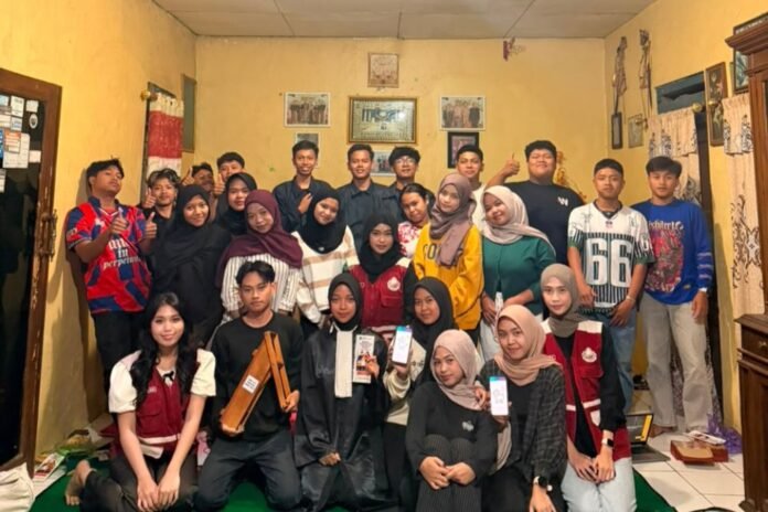 Mahasiswa Kuliah Kerja Nyata Tematik (KKN-T) Tim 84 Universitas Diponegoro memberikan edukasi pembuatan dan penjualan produk digital kepada anggota Karang Taruna Dusun Bengkle