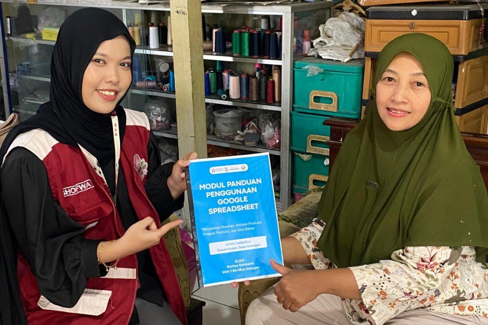 KKN UNDIP mahasiswa KKN Tematik 84 Universitas Diponegoro (KKN-T 84) mengenalkan penggunaan Google Spreadsheet kepada Kristy Collection di Dusun Krajan, Desa Gebugan, Kecamatan Bergas, Kabupaten Semarang. (Foto : Dok KKN)