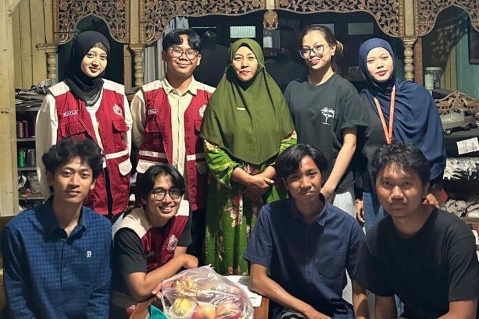 mahasiswa Kuliah Kerja Nyata (KKN) Tematik 84 Universitas Diponegoro merancang dan menyerahkan Sistem Quality Control Berbasis Checklist kepada Ibu Atikah, pemilik Kristy Collection.