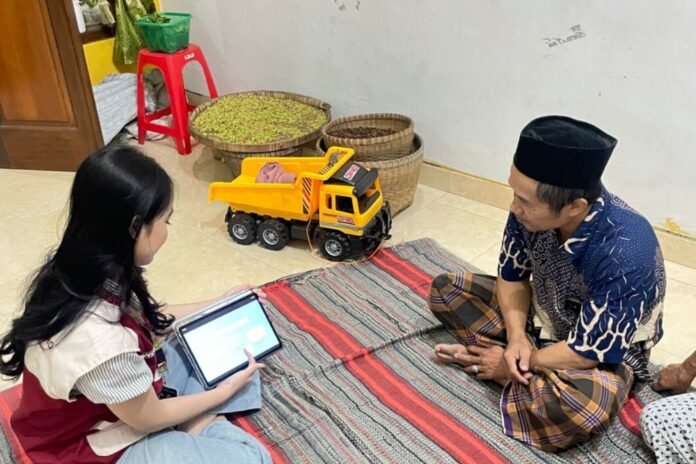 Mahasiswa KKNT-84, jurusan Administrasi Bisnis Undip melaksanakan program pemberdayaan masyarakat melalui pengembangan potensi UMKM dan kesenian lokal di Desa Gebugan.