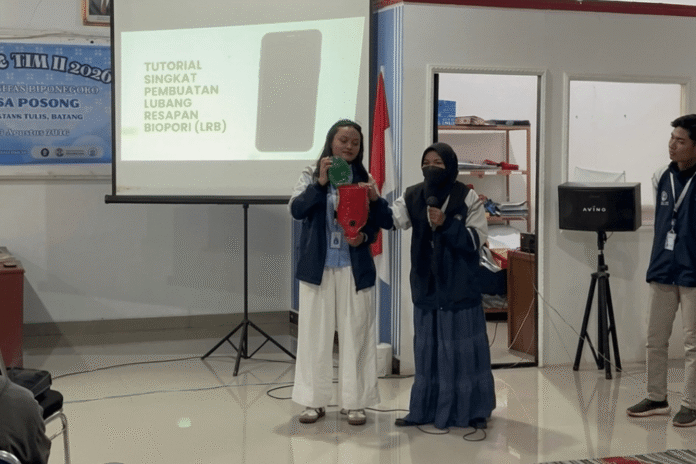 Mahasiswa Kuliah Kerja Nyata Reguler (KKN-R) Tim II Universitas Diponegoro Tahun 2026 menghadirkan inovasi ramah lingkungan melalui program pembuatan teknologi sederhana berupa Lubang Resapan Biopori. (Foto : Dok KKN)