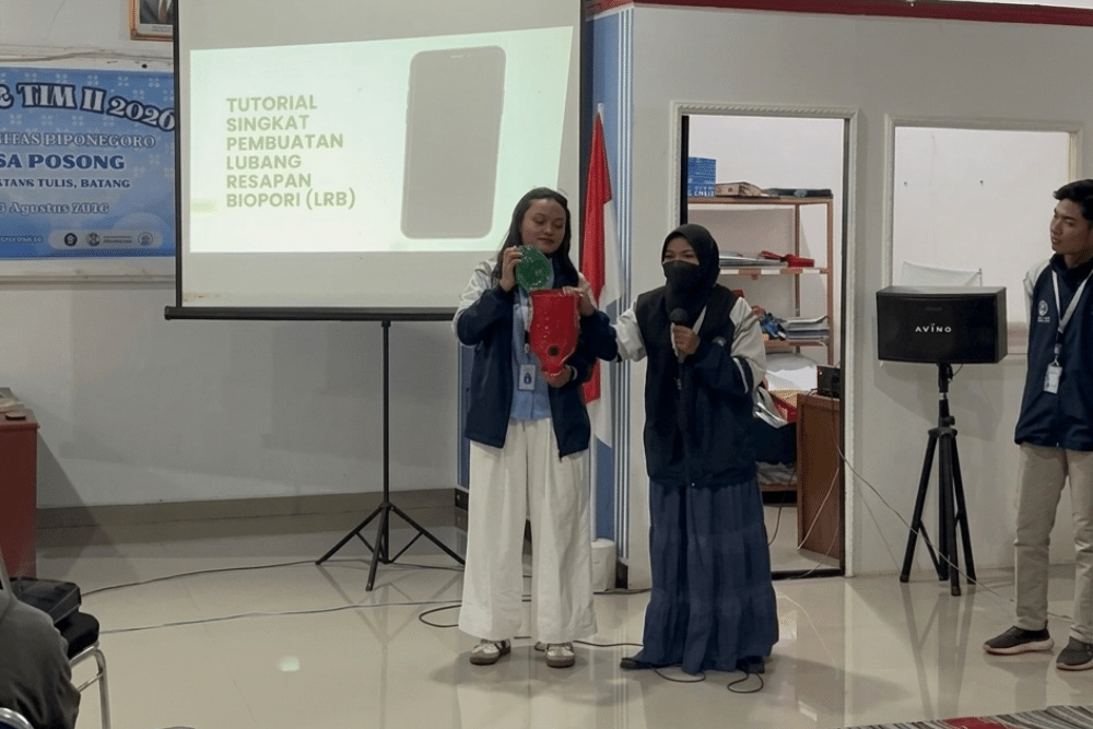 KKN UNDIP Mahasiswa Kuliah Kerja Nyata Reguler (KKN-R) Tim II Universitas Diponegoro Tahun 2026 menghadirkan inovasi ramah lingkungan melalui program pembuatan teknologi sederhana berupa Lubang Resapan Biopori. (Foto : Dok KKN)