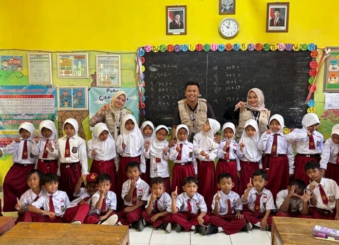 Mahasiswa KKN UPGRIS bersama murid SDN 02 Rejosari
