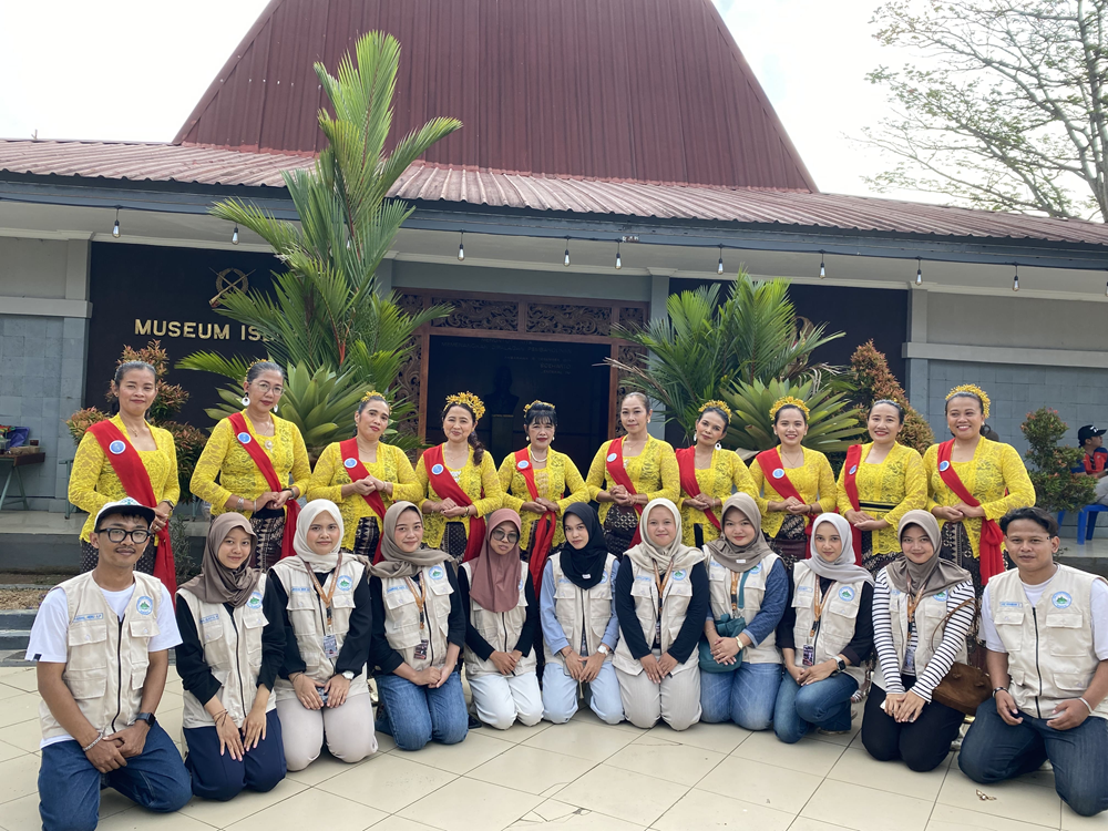Mahasiswa KKN UPGRIS pada peringatan Hari Kebaya Nasional di Monumen Palagan Ambarawa Mahasiswa KKN UPGRIS pada peringatan Hari Kebaya Nasional di Monumen Palagan Ambarawa