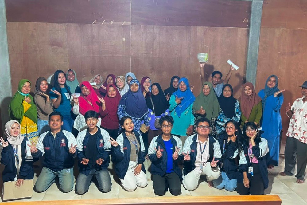 KKN UNDIP Sesi foto bersama antara mahasiswa KKN Tim II Universitas Diponegoro (Undip) Desa Jerukan, Kecamatan Juwangi, Kabupaten Boyolali usai pelaksanaan kegiatan. (Foto: Dok KKN).