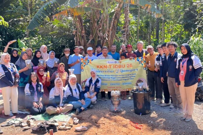Tim Kuliah Kerja Nyata Tematik (KKNT) Universitas Diponegoro (Undip) melalui program Iptek bagi Desa Binaan (IDBU) Tahun 2026 mengenalkan inovasi pengaplikasian Probiotik RABAL pada pakan ikan. (Foto : Dok KKN)