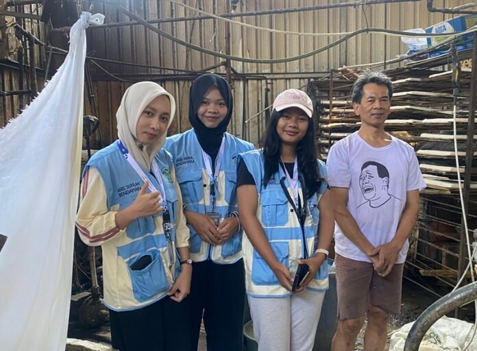 Mahasiswa KKN UPGRIS ketika melakukan survei pabrik tahu milik Suwarto