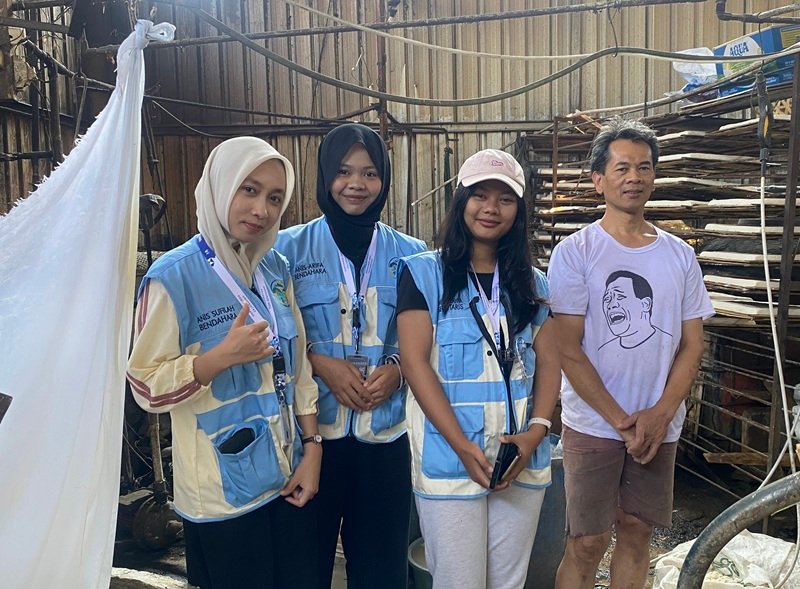 Mahasiswa KKN UPGRIS ketika melakukan survei pabrik tahu milik Suwarto Mahasiswa KKN UPGRIS ketika melakukan survei pabrik tahu milik Suwarto