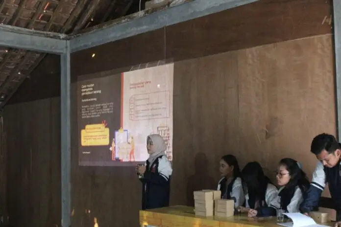 Mahasiswa KKN Tim II Universitas Dipoengoro (UNDIP) Desa Jerukan, Kecamatan Juwangi, Kabupaten Boyolali menyelenggarakan sosialisasi manajemen persediaan barang dan program pelatihan cara penulisan kartu stok di Desa Jerukan. (Foto : Dok KKN)